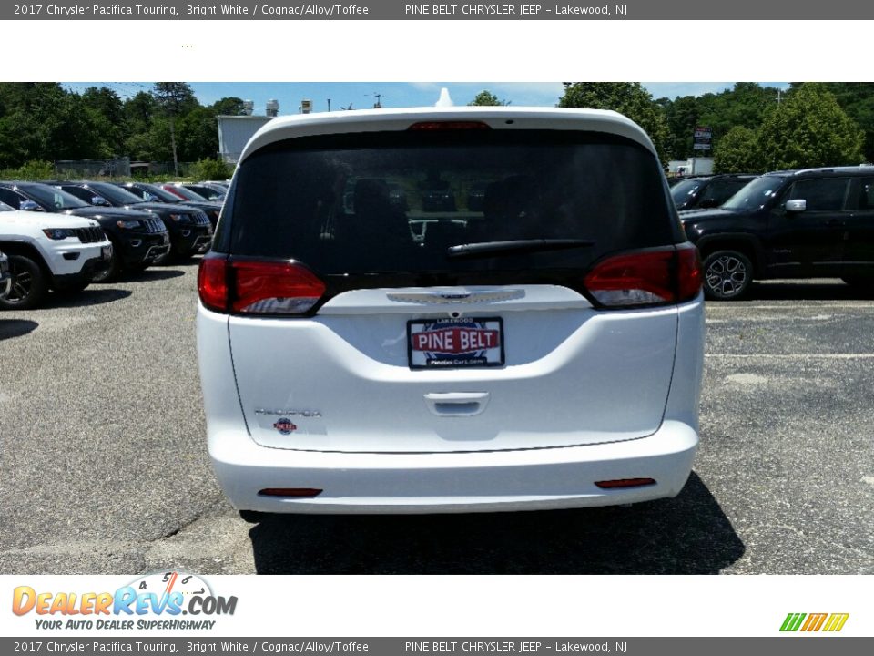2017 Chrysler Pacifica Touring Bright White / Cognac/Alloy/Toffee Photo #5