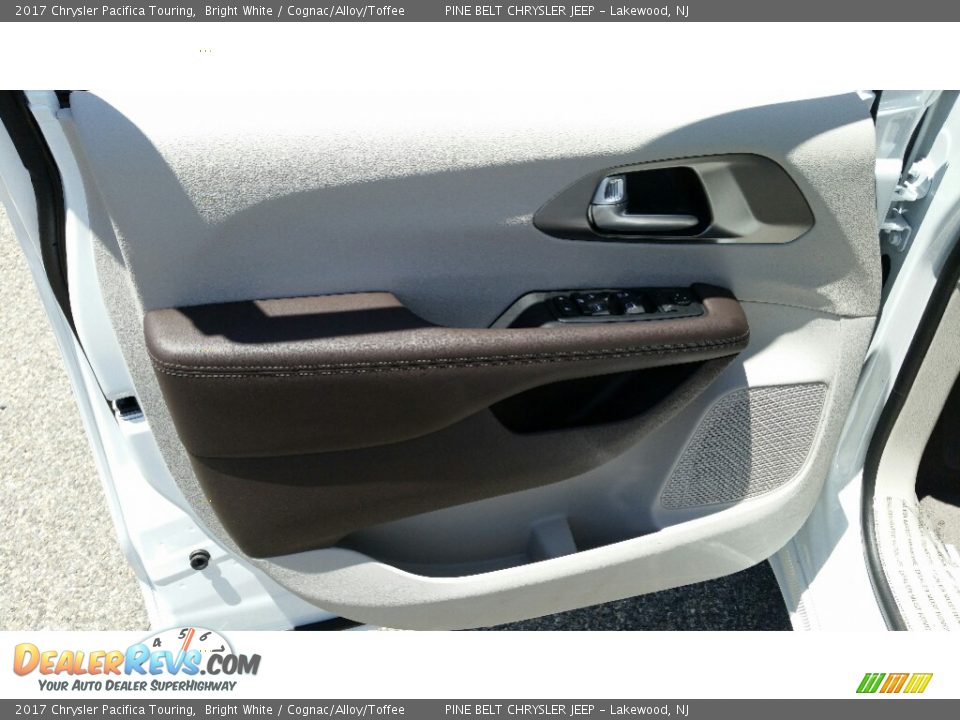 2017 Chrysler Pacifica Touring Bright White / Cognac/Alloy/Toffee Photo #8