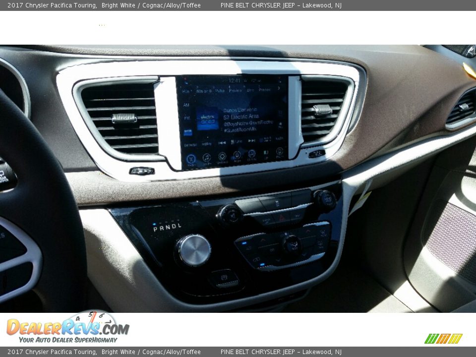 2017 Chrysler Pacifica Touring Bright White / Cognac/Alloy/Toffee Photo #10