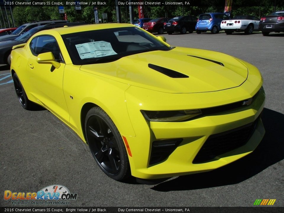 Front 3/4 View of 2016 Chevrolet Camaro SS Coupe Photo #8