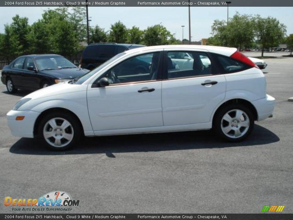 2004 Ford Focus ZX5 Hatchback Cloud 9 White / Medium Graphite Photo #2