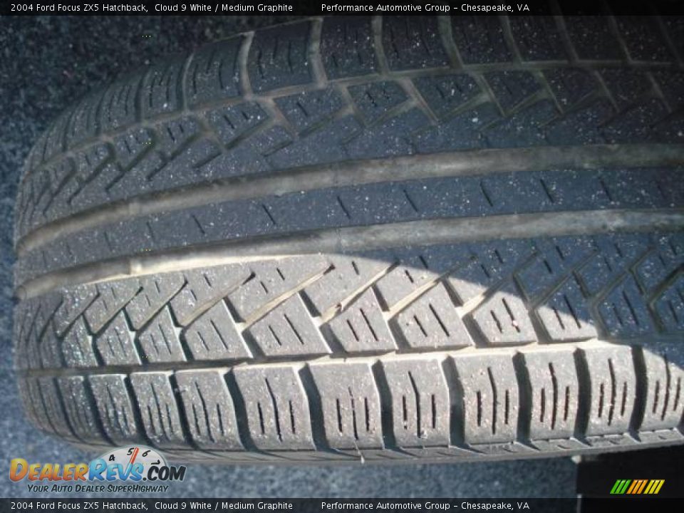 2004 Ford Focus ZX5 Hatchback Cloud 9 White / Medium Graphite Photo #12