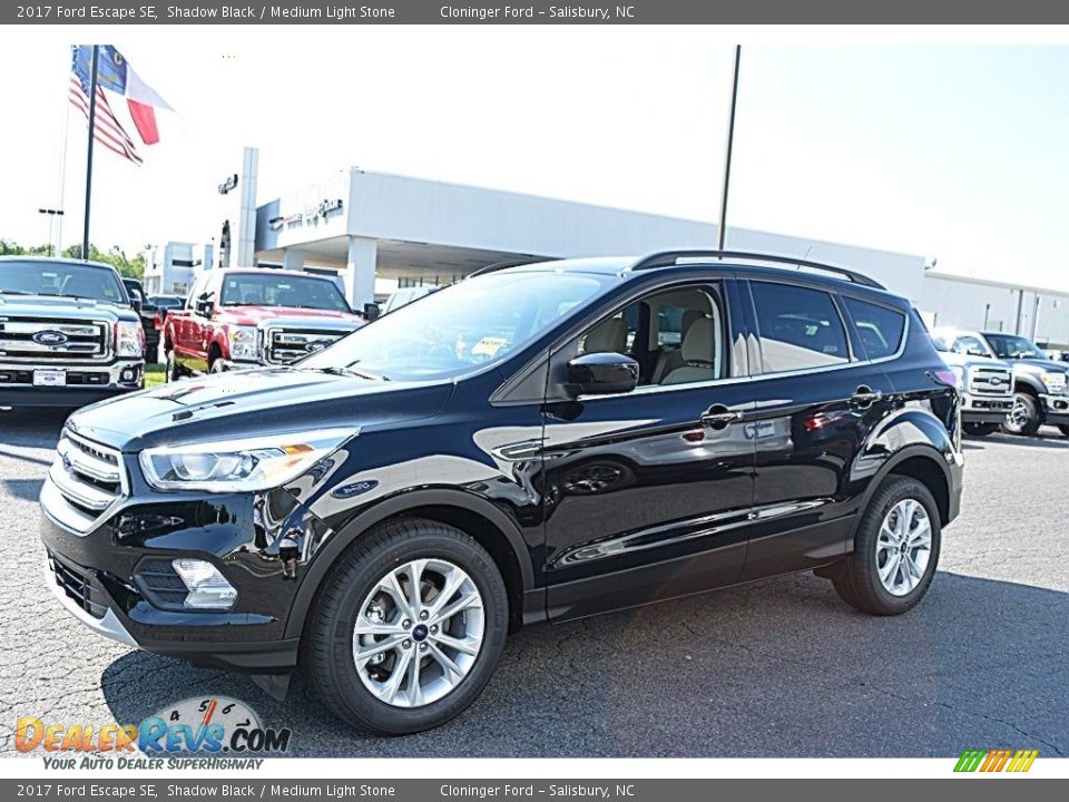 Front 3/4 View of 2017 Ford Escape SE Photo #3