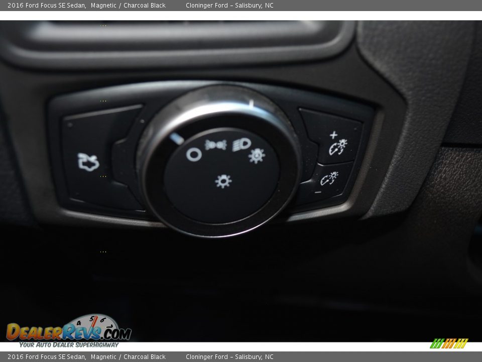 2016 Ford Focus SE Sedan Magnetic / Charcoal Black Photo #16