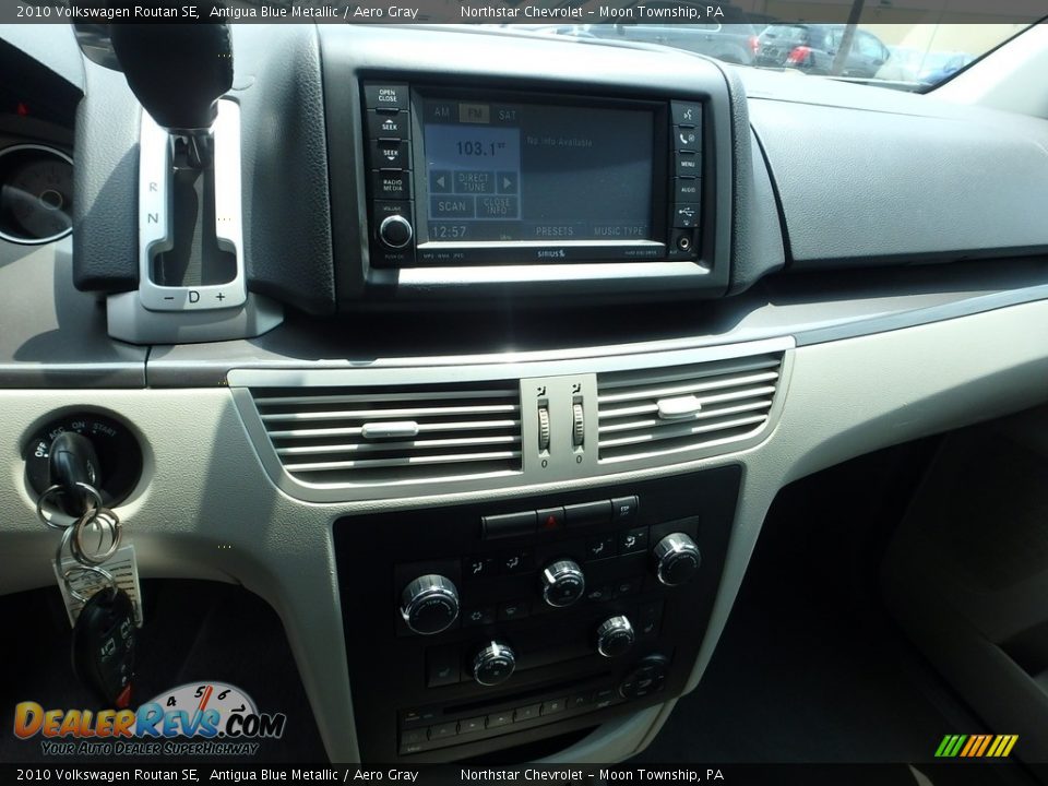 2010 Volkswagen Routan SE Antigua Blue Metallic / Aero Gray Photo #13