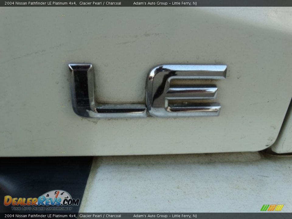 2004 Nissan Pathfinder LE Platinum 4x4 Glacier Pearl / Charcoal Photo #27
