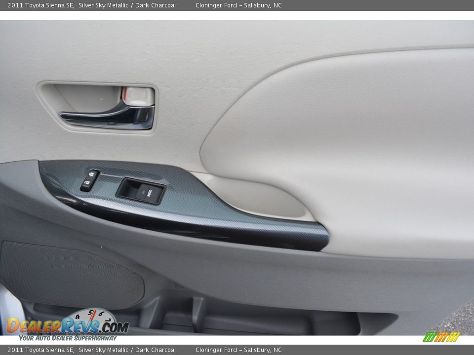2011 Toyota Sienna SE Silver Sky Metallic / Dark Charcoal Photo #16
