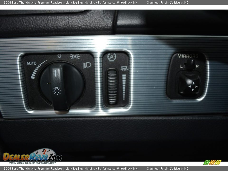 2004 Ford Thunderbird Premium Roadster Light Ice Blue Metallic / Performance White/Black Ink Photo #20