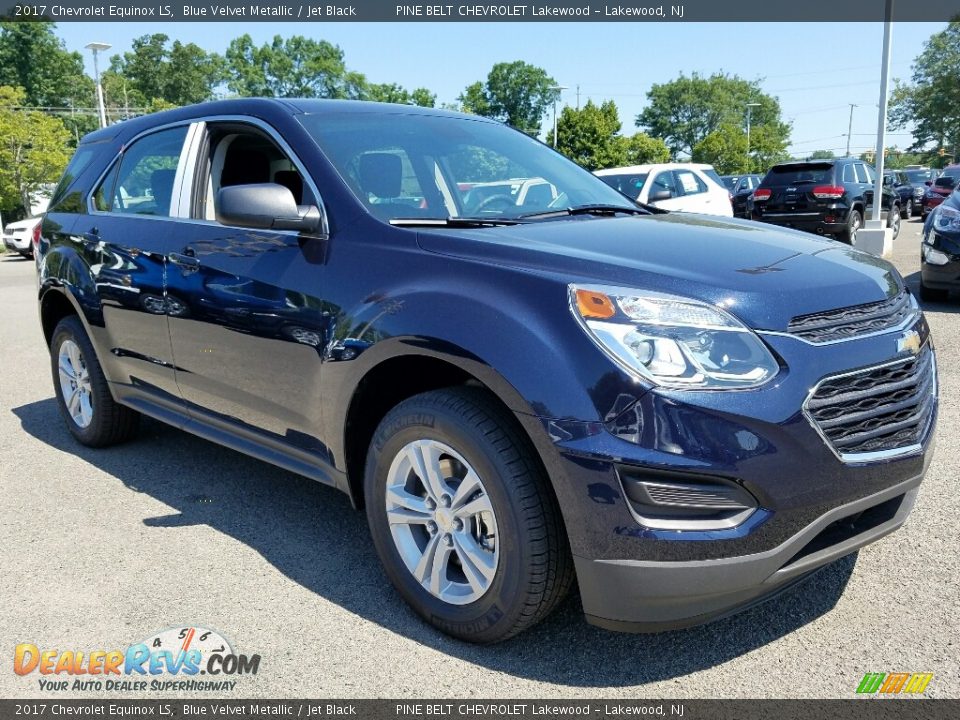 Front 3/4 View of 2017 Chevrolet Equinox LS Photo #1