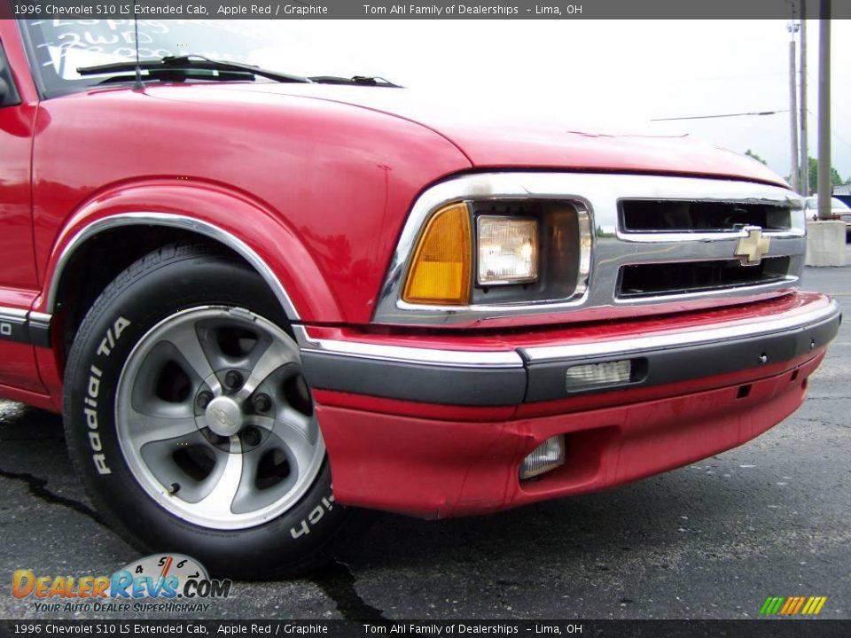 1996 Chevrolet S10 LS Extended Cab Apple Red / Graphite Photo #2