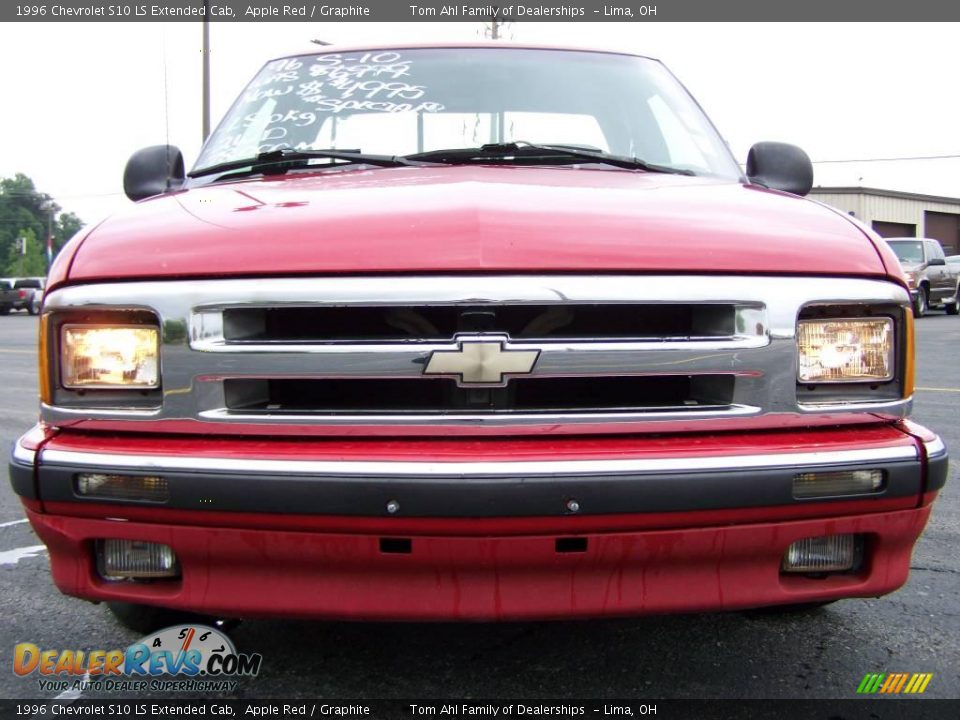 1996 Chevrolet S10 LS Extended Cab Apple Red / Graphite Photo #3