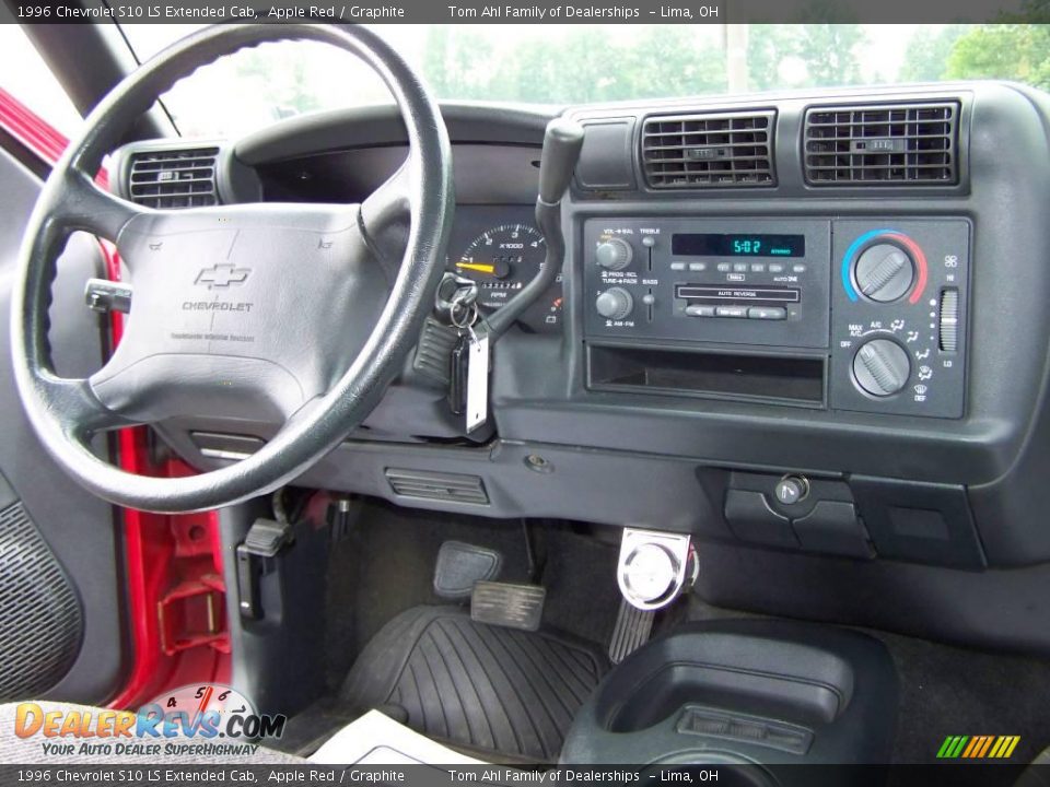 1996 Chevrolet S10 LS Extended Cab Apple Red / Graphite Photo #9