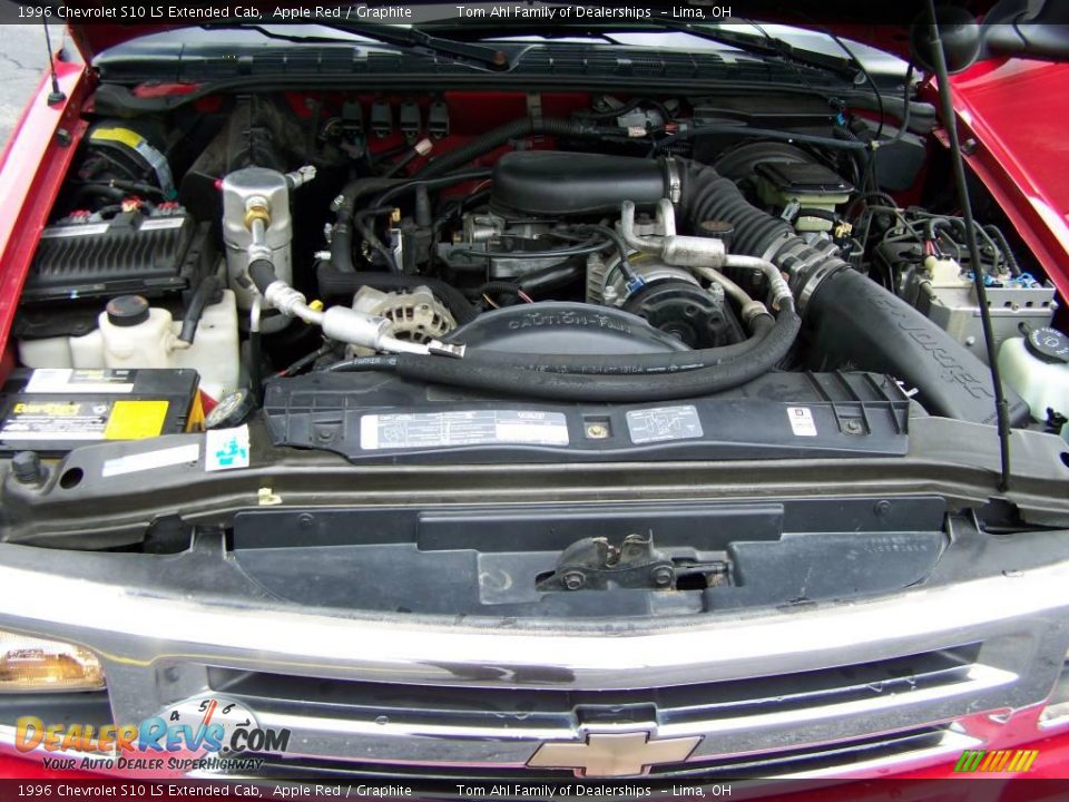 1996 Chevrolet S10 LS Extended Cab Apple Red / Graphite Photo #10