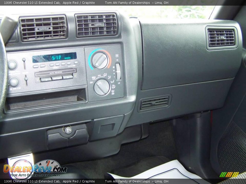 1996 Chevrolet S10 LS Extended Cab Apple Red / Graphite Photo #13