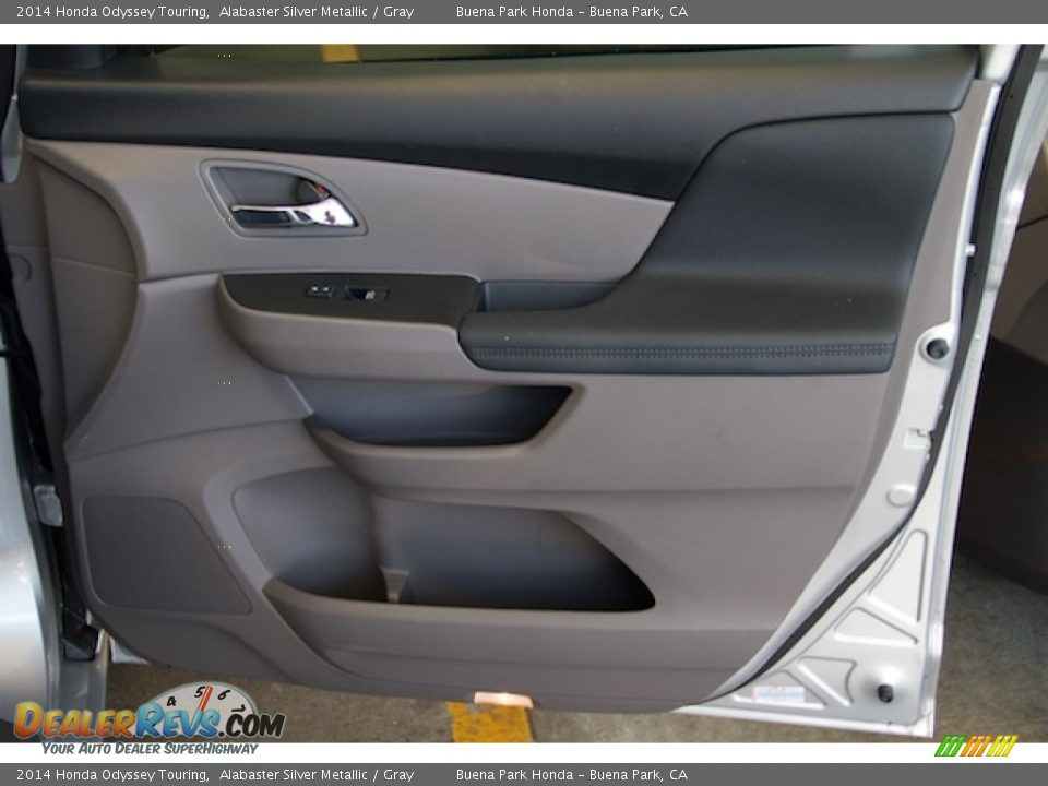 2014 Honda Odyssey Touring Alabaster Silver Metallic / Gray Photo #31