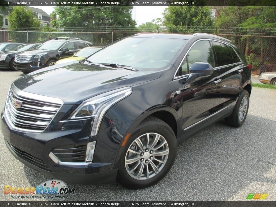 Front 3/4 View of 2017 Cadillac XT5 Luxury Photo #2