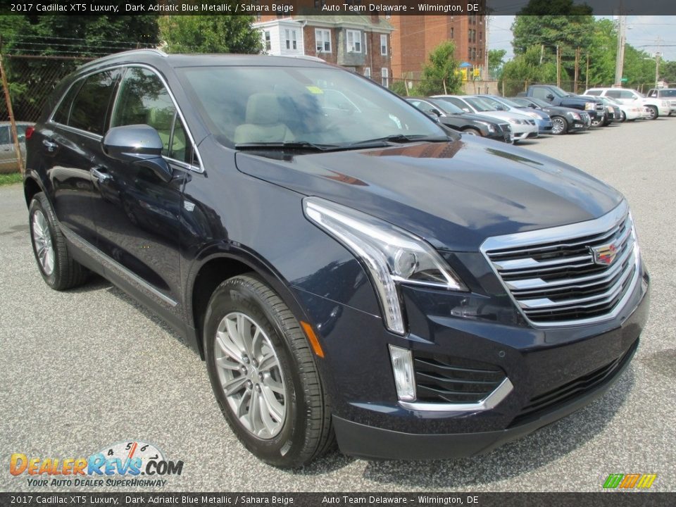Front 3/4 View of 2017 Cadillac XT5 Luxury Photo #5