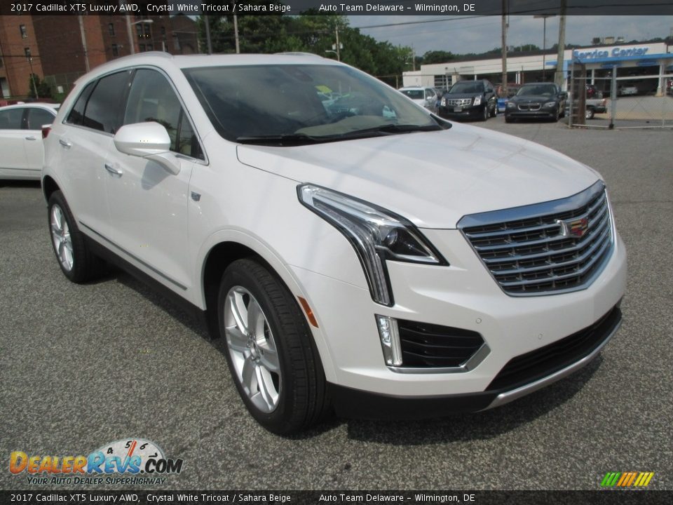 Front 3/4 View of 2017 Cadillac XT5 Luxury AWD Photo #4