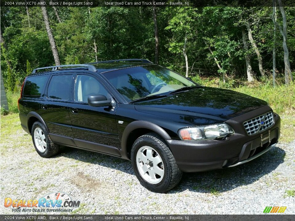 Front 3/4 View of 2004 Volvo XC70 AWD Photo #3