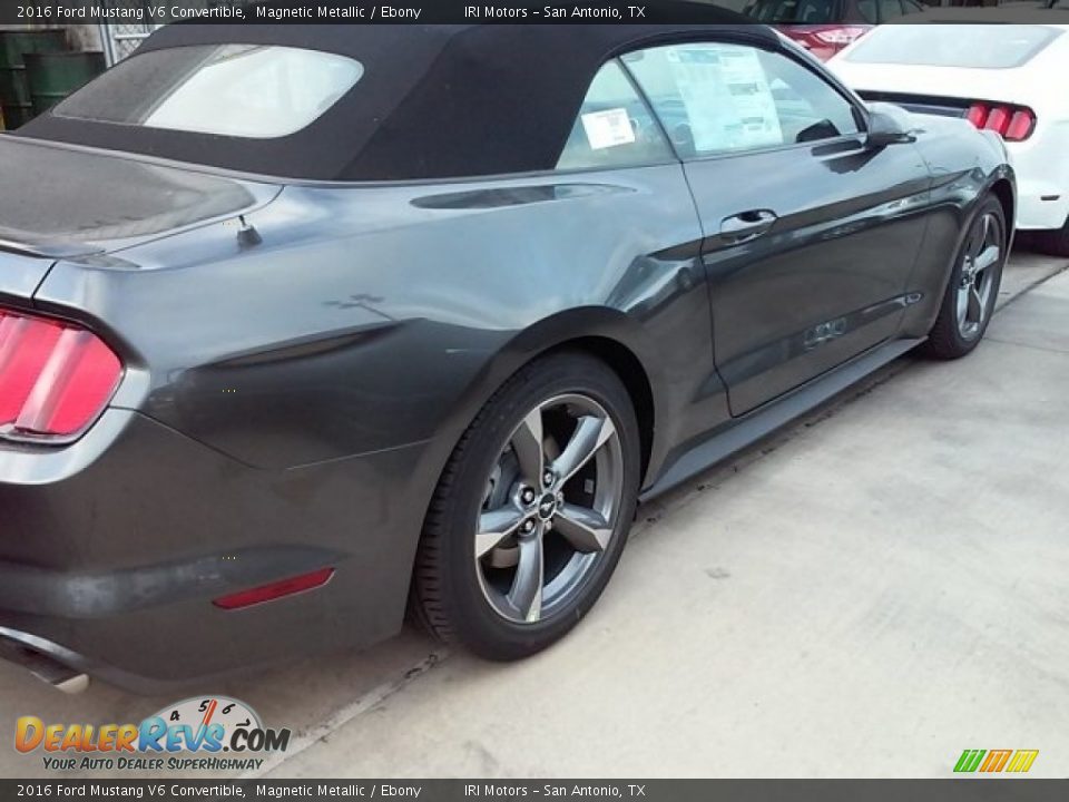 2016 Ford Mustang V6 Convertible Magnetic Metallic / Ebony Photo #28