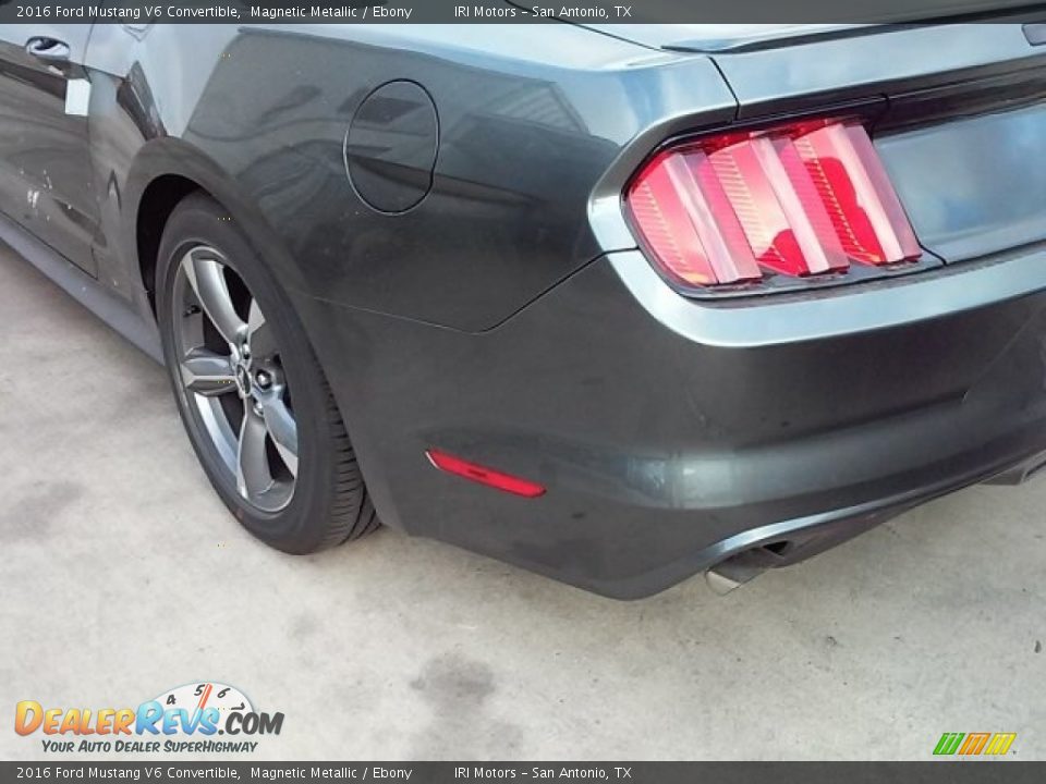 2016 Ford Mustang V6 Convertible Magnetic Metallic / Ebony Photo #30