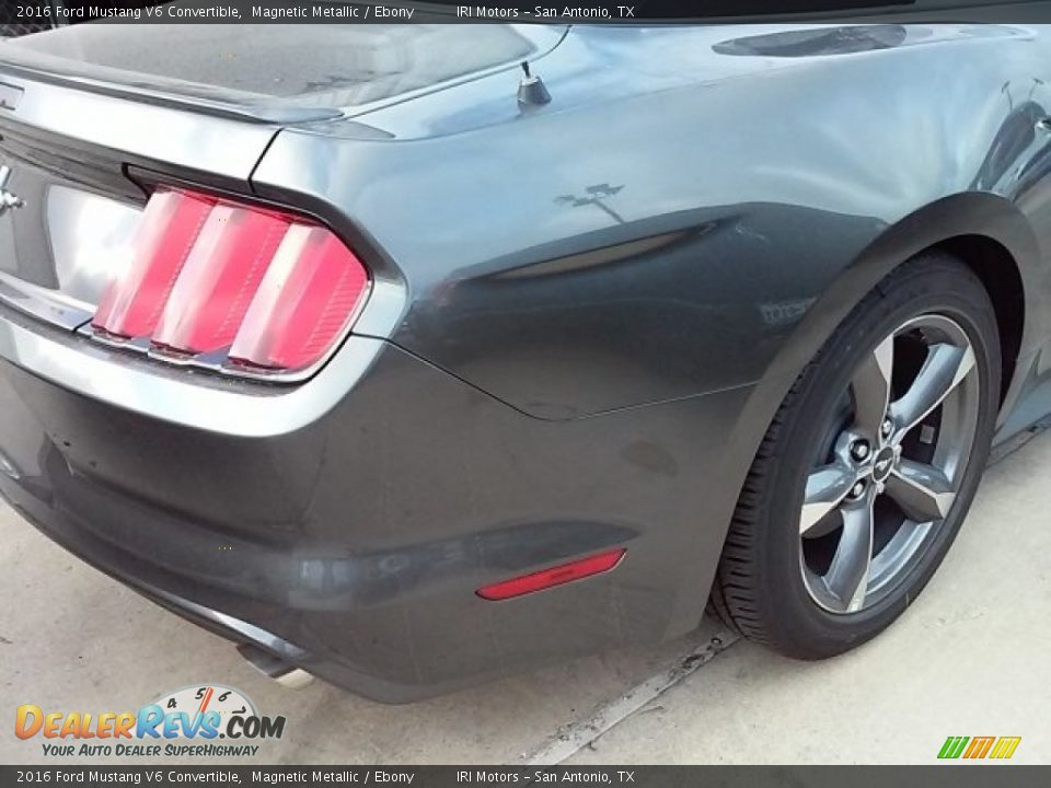 2016 Ford Mustang V6 Convertible Magnetic Metallic / Ebony Photo #31