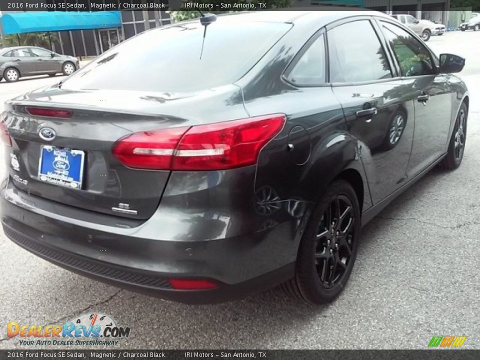 2016 Ford Focus SE Sedan Magnetic / Charcoal Black Photo #7