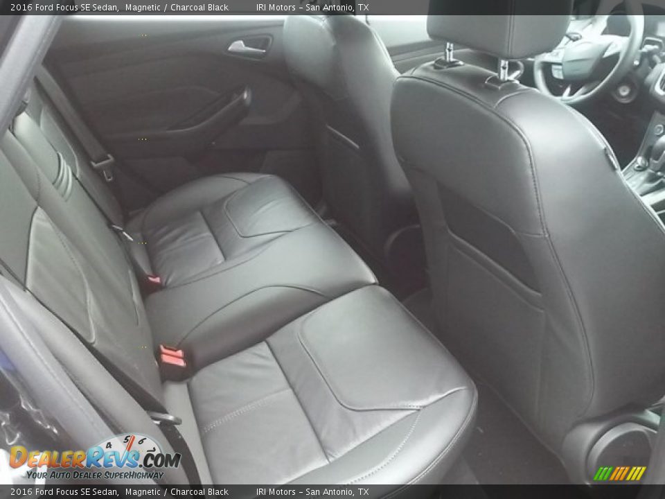 2016 Ford Focus SE Sedan Magnetic / Charcoal Black Photo #9