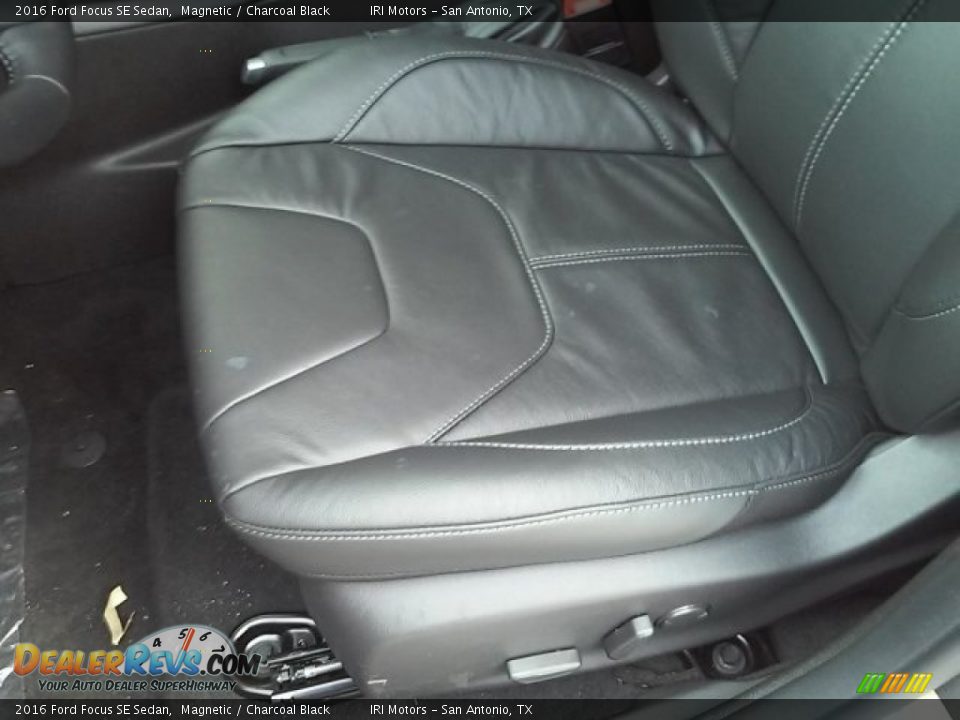 2016 Ford Focus SE Sedan Magnetic / Charcoal Black Photo #16