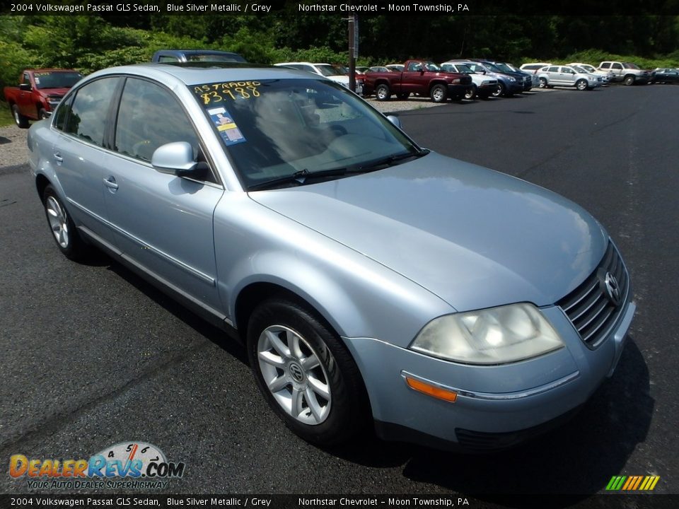 Front 3/4 View of 2004 Volkswagen Passat GLS Sedan Photo #5