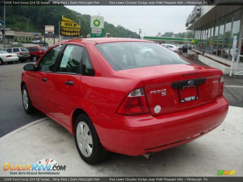 2006 Ford Focus ZX4 SE Sedan Infra-Red / Dark Flint/Light Flint Photo #2