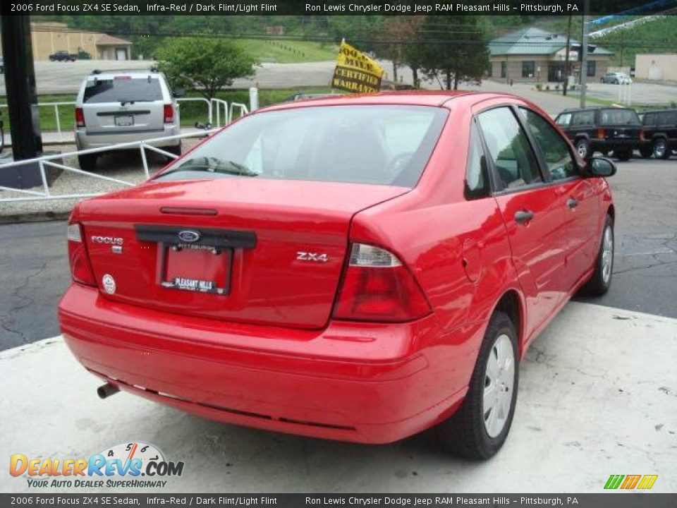 2006 Ford Focus ZX4 SE Sedan Infra-Red / Dark Flint/Light Flint Photo #4