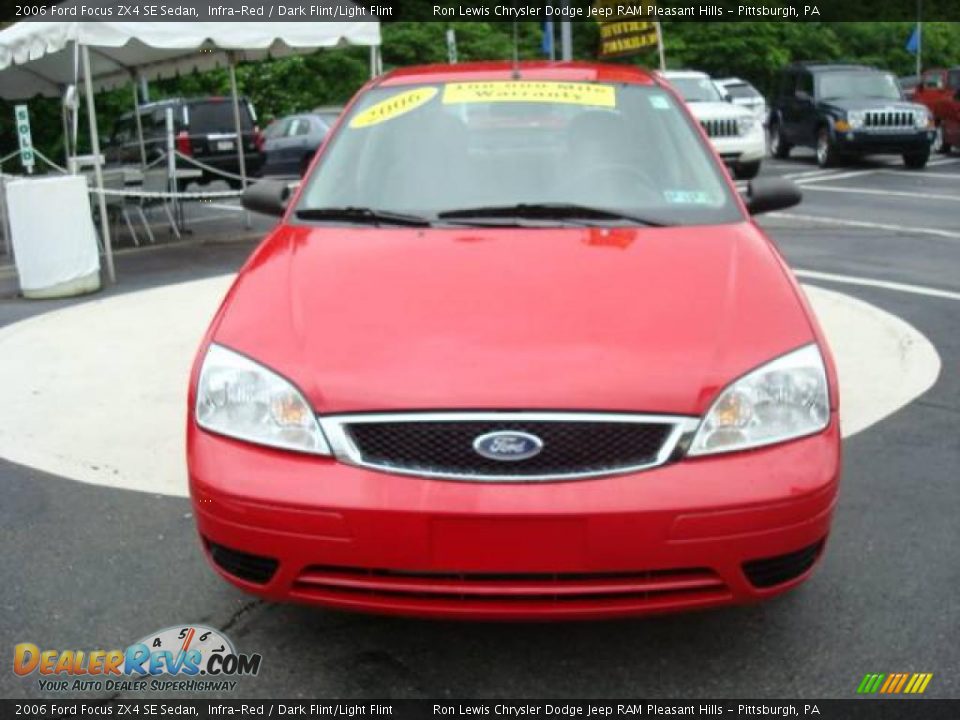 2006 Ford Focus ZX4 SE Sedan Infra-Red / Dark Flint/Light Flint Photo #7