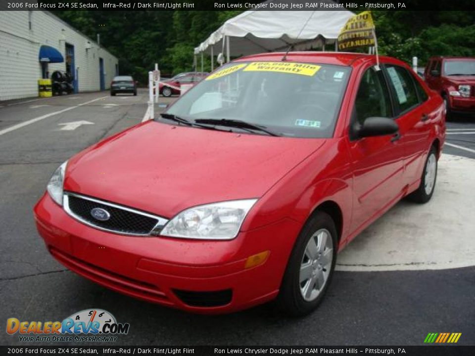 2006 Ford Focus ZX4 SE Sedan Infra-Red / Dark Flint/Light Flint Photo #8