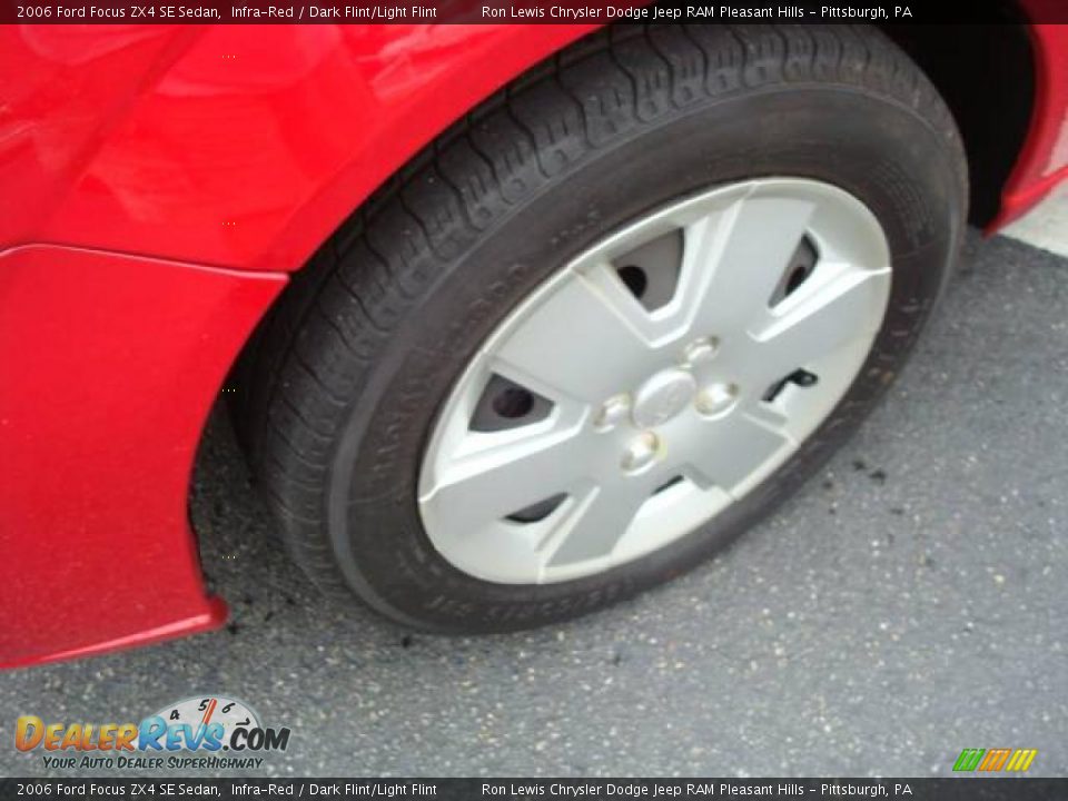 2006 Ford Focus ZX4 SE Sedan Infra-Red / Dark Flint/Light Flint Photo #9