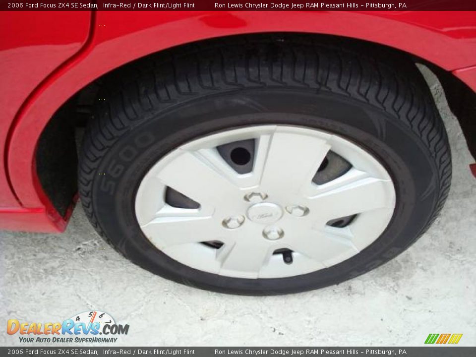 2006 Ford Focus ZX4 SE Sedan Infra-Red / Dark Flint/Light Flint Photo #10