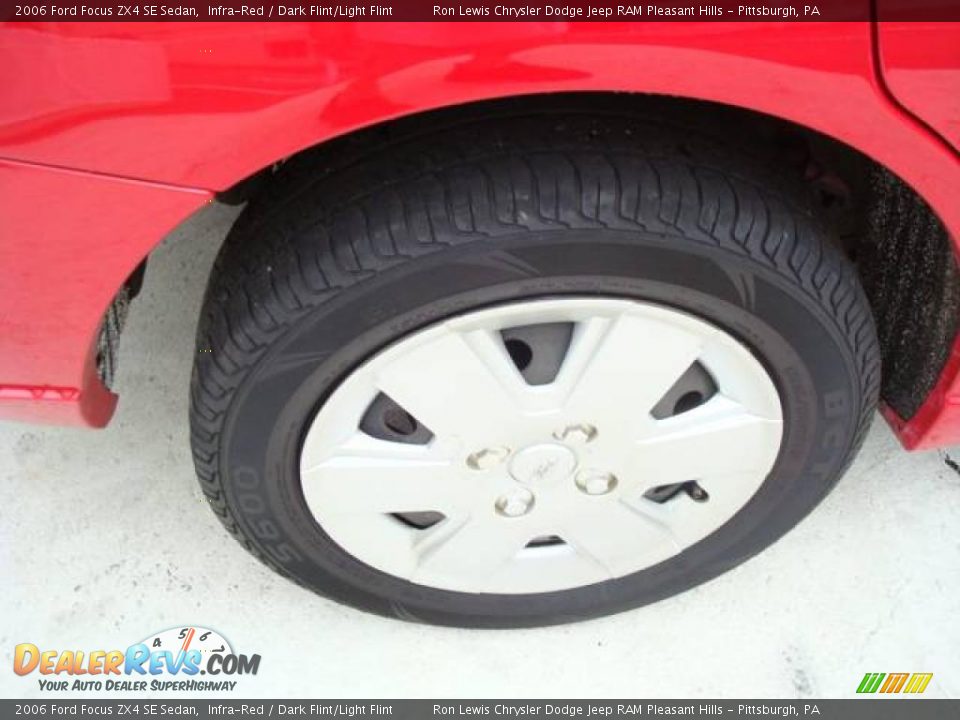 2006 Ford Focus ZX4 SE Sedan Infra-Red / Dark Flint/Light Flint Photo #11