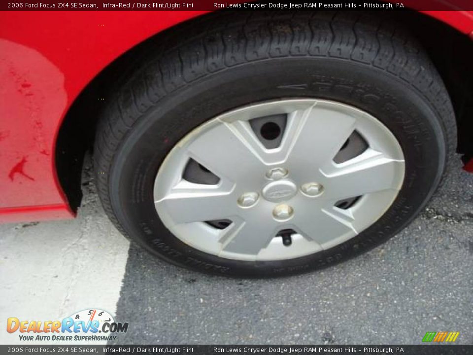 2006 Ford Focus ZX4 SE Sedan Infra-Red / Dark Flint/Light Flint Photo #12
