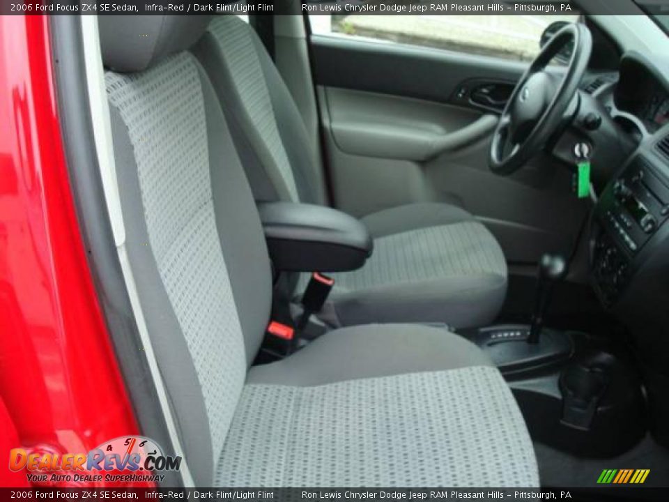2006 Ford Focus ZX4 SE Sedan Infra-Red / Dark Flint/Light Flint Photo #13