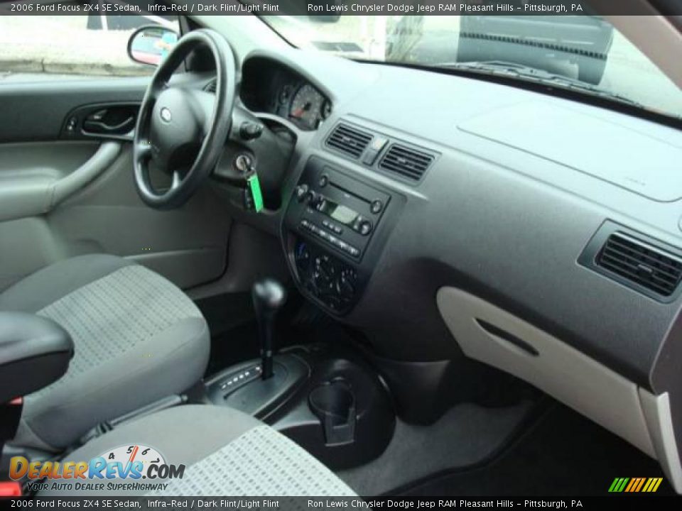 2006 Ford Focus ZX4 SE Sedan Infra-Red / Dark Flint/Light Flint Photo #14