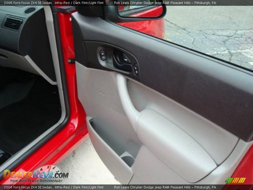 2006 Ford Focus ZX4 SE Sedan Infra-Red / Dark Flint/Light Flint Photo #15