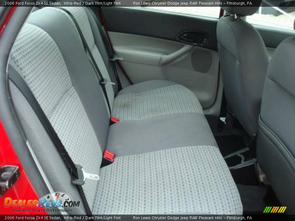 2006 Ford Focus ZX4 SE Sedan Infra-Red / Dark Flint/Light Flint Photo #16