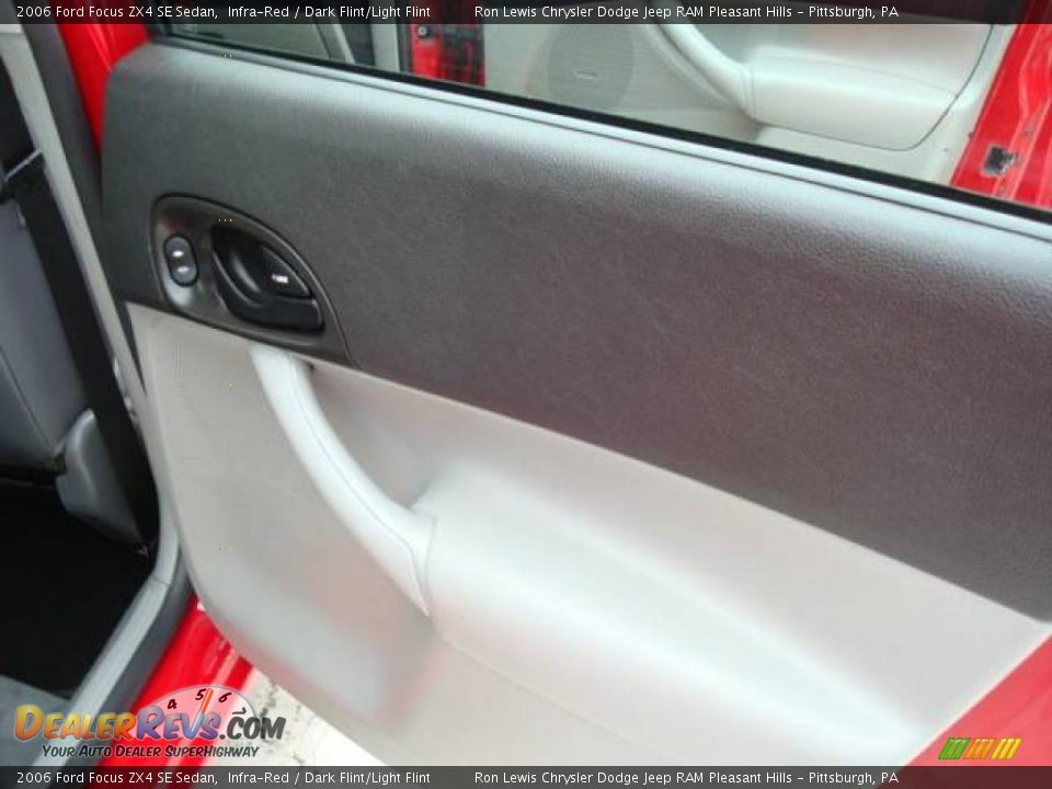 2006 Ford Focus ZX4 SE Sedan Infra-Red / Dark Flint/Light Flint Photo #17