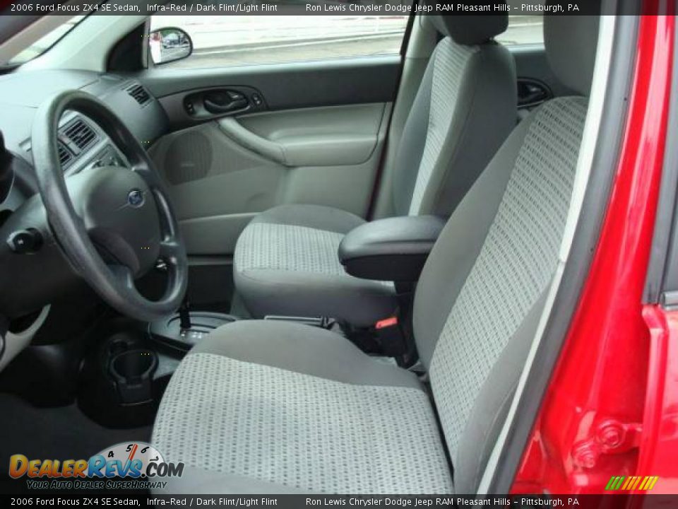 2006 Ford Focus ZX4 SE Sedan Infra-Red / Dark Flint/Light Flint Photo #18