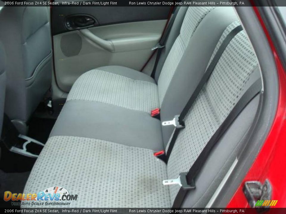 2006 Ford Focus ZX4 SE Sedan Infra-Red / Dark Flint/Light Flint Photo #19