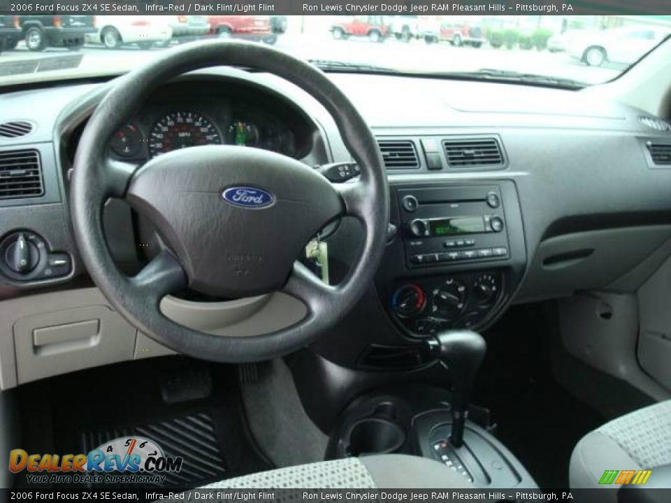 2006 Ford Focus ZX4 SE Sedan Infra-Red / Dark Flint/Light Flint Photo #20