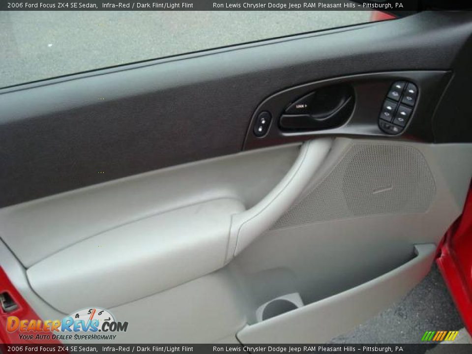 2006 Ford Focus ZX4 SE Sedan Infra-Red / Dark Flint/Light Flint Photo #21