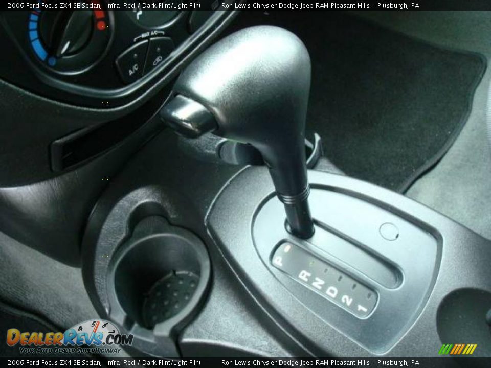 2006 Ford Focus ZX4 SE Sedan Infra-Red / Dark Flint/Light Flint Photo #22