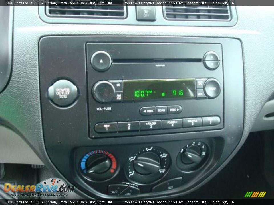 2006 Ford Focus ZX4 SE Sedan Infra-Red / Dark Flint/Light Flint Photo #23