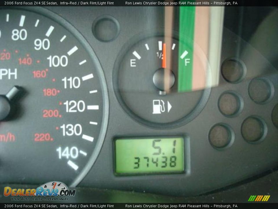 2006 Ford Focus ZX4 SE Sedan Infra-Red / Dark Flint/Light Flint Photo #25